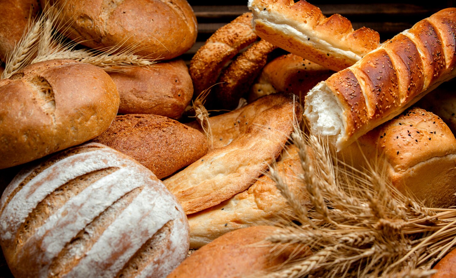 different-types-bread-made-from-wheat-flour_140725-5648.jpg